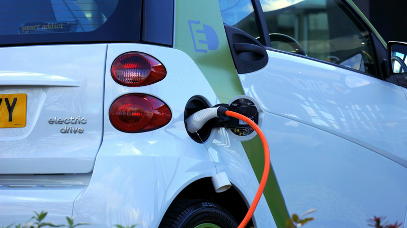 Mengenal Fitur V2L (Vehicle-to-Load): Mengubah Mobil Listrik Menjadi Genset Berjalan.