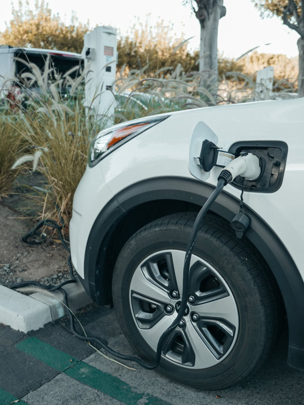 Perbandingan Mobil Listrik vs Hybrid: Mana yang Lebih Hemat?